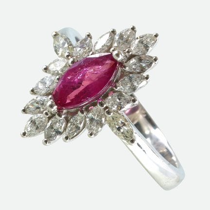ANELLO CON RUBINO E DIAMANTI:
Elegante composizion