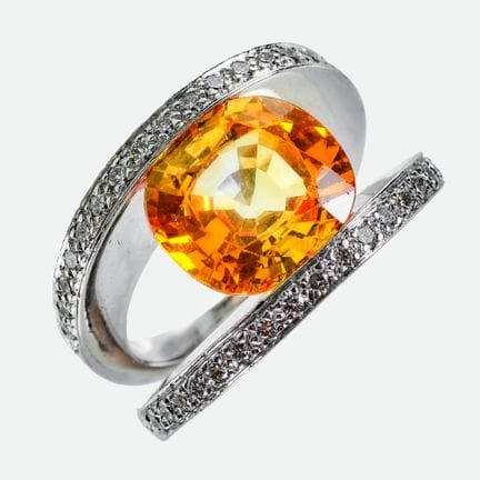 ANELLO CON ZAFFIRO E BRILLANTI:
Modello moderno in