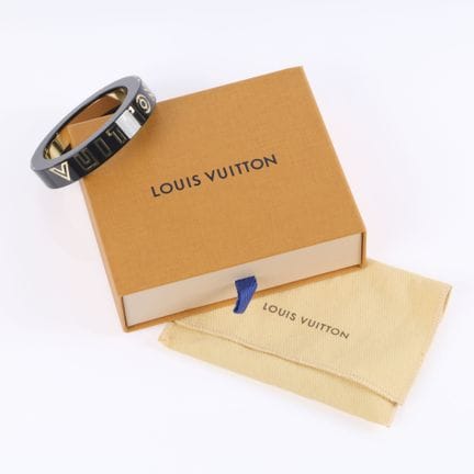 LOUIS VUITTON. Pulsera tipo brazalete de resina ne