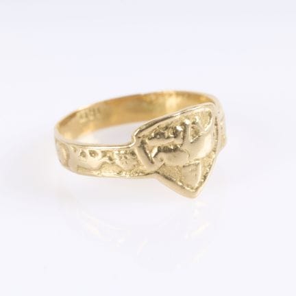 Anillo de oro decorado con un elefante y varios an