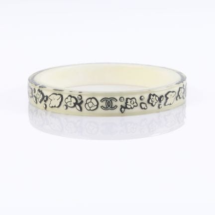 CHANEL. Pulsera tipo brazalete de resina con inclu