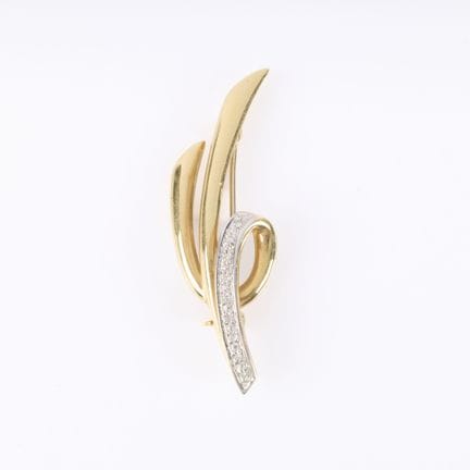 Broche de oro bicolor, engastado con una hilera de