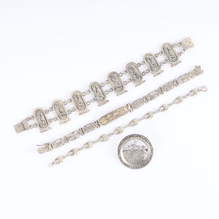 4 joyas de plata de estilo egipcio: 
- broche: «La