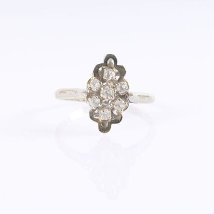 Anillo de oro blanco con forma de marquesa, engast