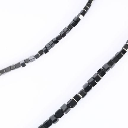 由约44.8克拉（2.1至3.5毫米）的梯形方形黑钻串珠制成的项链，配以750/1000白金搭扣。长