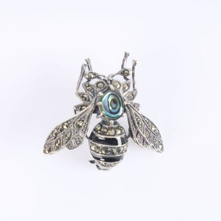 Broche de abeja de plata esmaltada, con incrustaci