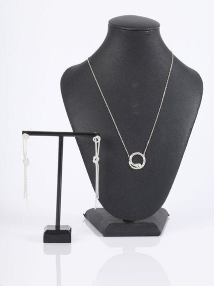 Collar con forma de serpiente y un par de pendient