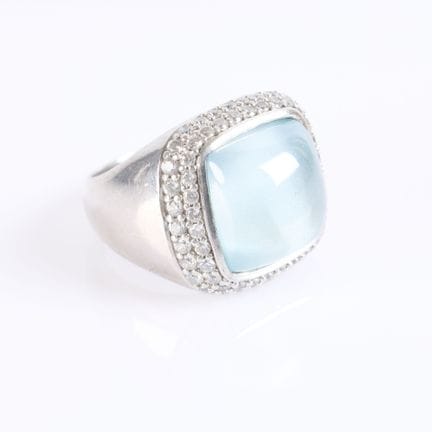 Anillo de plata con una piedra semipreciosa azul e