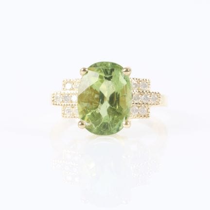 Anillo de oro con una turmalina verde de talla ova