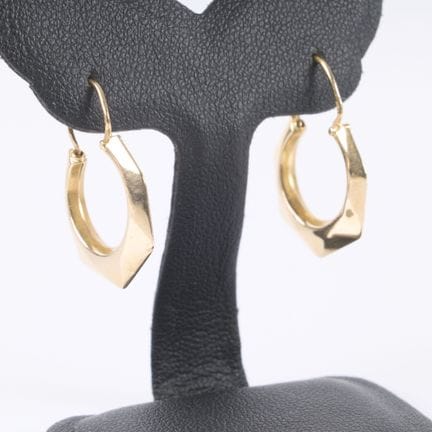 Par de aros de oro. Longitud: 2,3 cm. 1,19 g. 750/