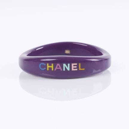 CHANEL. Pulsera de resina de color violeta con el 