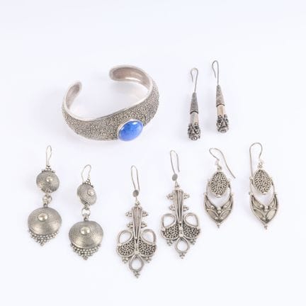 Conjunto de joyas de plata, algunas de origen marr