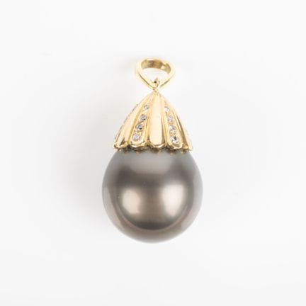 Colgante de oro engastado con una gran perla culti