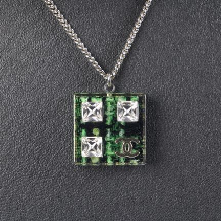 CHANEL. Collar corto, cadena de metal plateado y c
