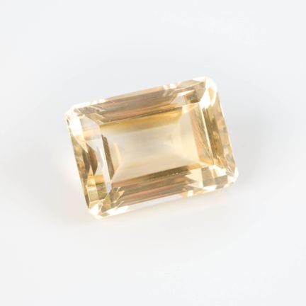 Citrino importante de color amarillo anaranjado —t