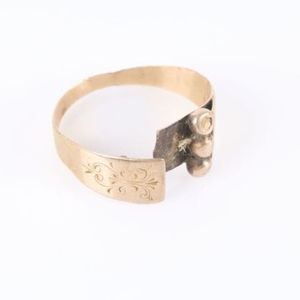 Anillo de oro adornado con una hilera de tres perl