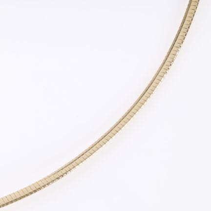 Collar semirrígido de oro. Pequeñas torsiones. Lon