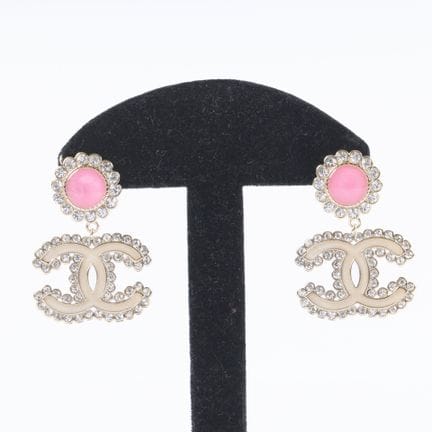 CHANEL. Par de pendientes colgantes de metal dorad