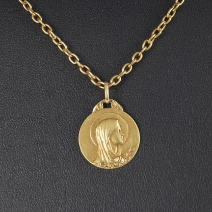 Medalla de la Virgen y cadena de oro de eslabones 