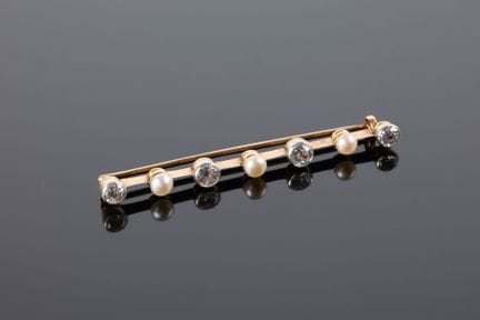 黄金（750‰）和铂金发夹胸针，镶嵌 4 颗旧式切割钻石（约 1 克拉），中间穿插 3 颗养殖珍珠。
