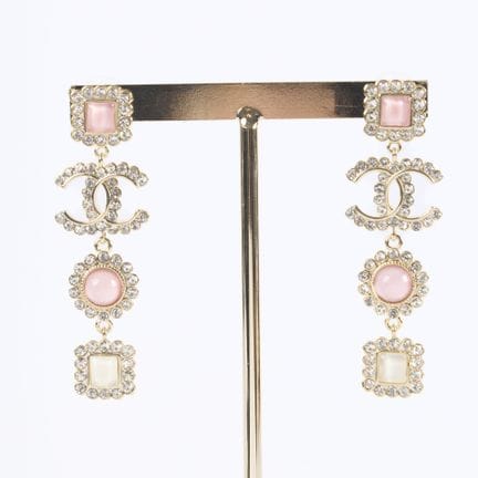 CHANEL. Par de pendientes colgantes de metal dorad