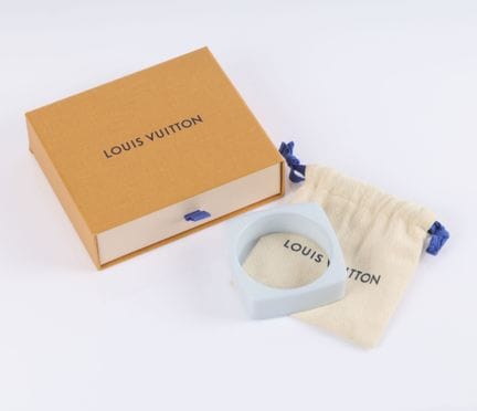 LOUIS VUITTON. Pulsera tipo brazalete de resina az