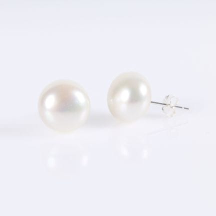 Par de pendientes de plata adornados con perlas de