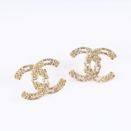 CHANEL. Par de pendientes con el logotipo CC en me
