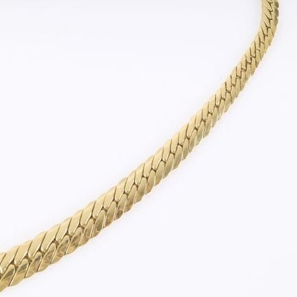 Collar de oro con malla plana en forma de cascada.