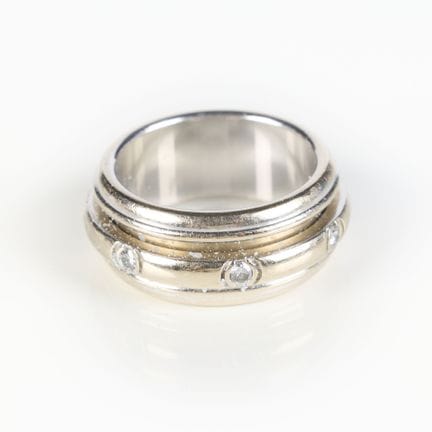 伯爵（PIAGET）。“Possession”系列白金戒指，镶嵌7颗现代圆形切割钻石。编号A6456