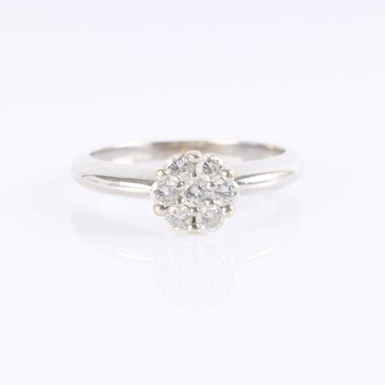 Anillo de margarita en oro blanco con 7 pequeños d