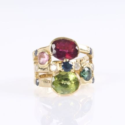 Anillo de oro con una mezcla de piedras semiprecio