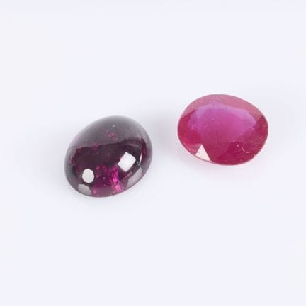 Lote de dos piedras: 
- un rubí tratado, de talla 