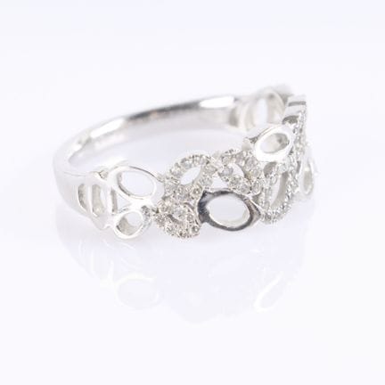 Anillo de oro blanco calado con motivos ovalados e