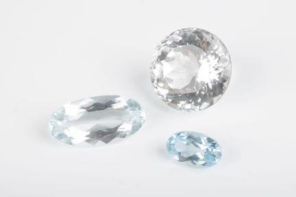 3 piedras semipreciosas: una redonda (¿aguamarina?
