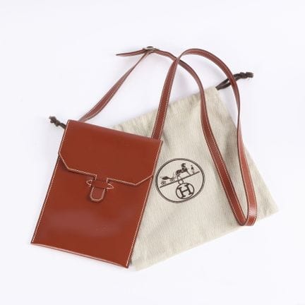 HERMES. Pequeño bolso de mano con bandolera en col