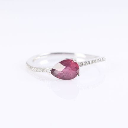 Delicado anillo de oro blanco engastado con una pi