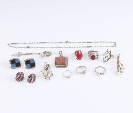 Conjunto de joyas de plata, algunas con piedras de
