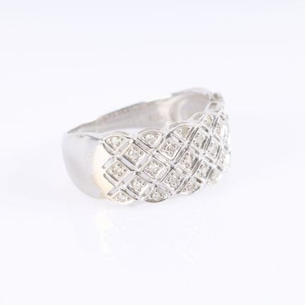 Anillo tipo diadema de oro blanco engastado con pe