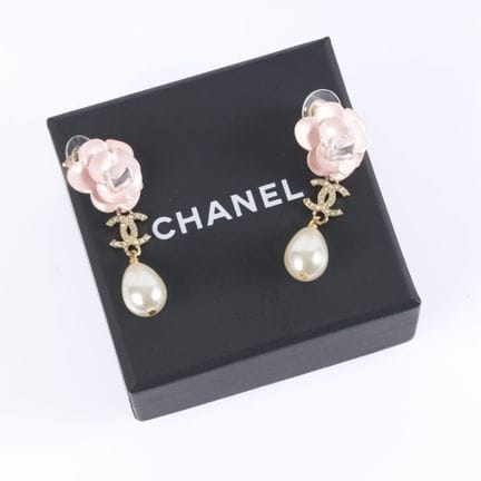 CHANEL. Par de pendientes de metal dorado con una 