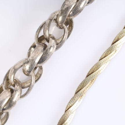 Lote de dos collares: 
- Collar grande de metal pl