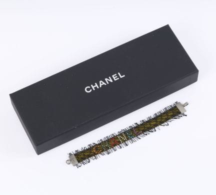 CHANEL. Pulsera flexible de encaje sobre una banda