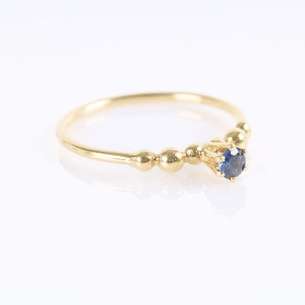 Delicado anillo de oro engastado con un zafiro fla