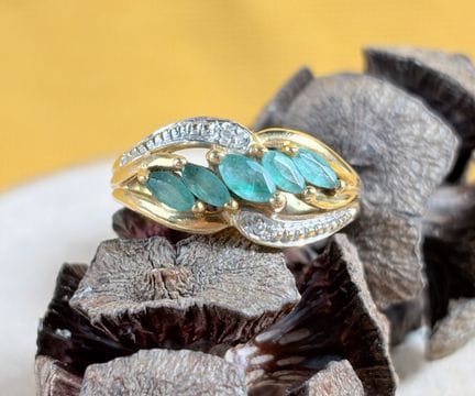 Bague en or jaune et or gris 750/1000 (18K) ornée 