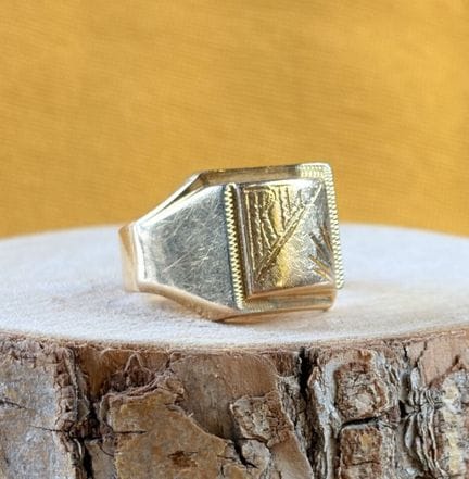 Anello con sigillo in oro giallo 750/1000 (18 cara