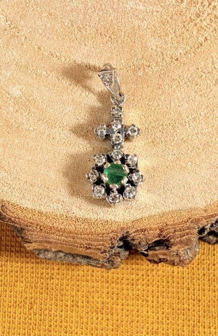 Ciondolo in argento impreziosito da piccoli diaman