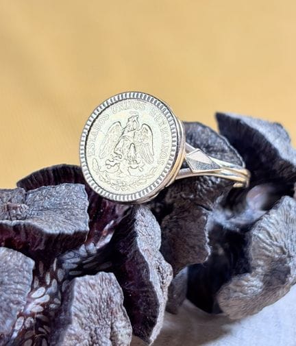 Pesos d'oro incastonati in un anello in oro giallo