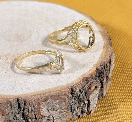 Set di due montature per anelli in oro giallo e or