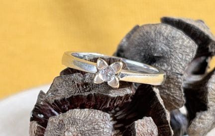 Bague solitaire en or gris 750/1000 (18K) ornée en