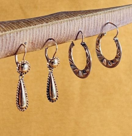 Suite de deux paires de boucles d'oreilles acciden